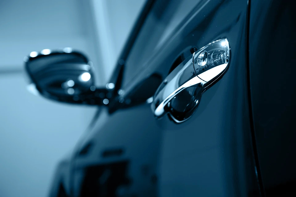 Extérieur automobile, technicien effectuant polissage professionnel phare avant véhicule noir