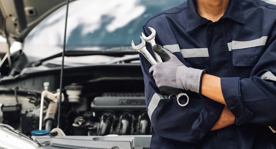 Mécanicien automobile travaillant dans un atelier sur embrayage démonté